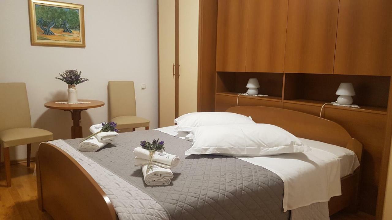 Apartment Lavanda Garden Rab Town Esterno foto