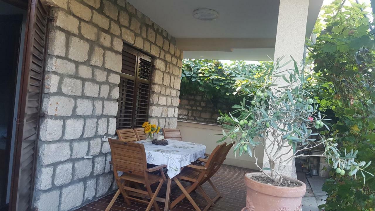 Apartment Lavanda Garden Rab Town Esterno foto