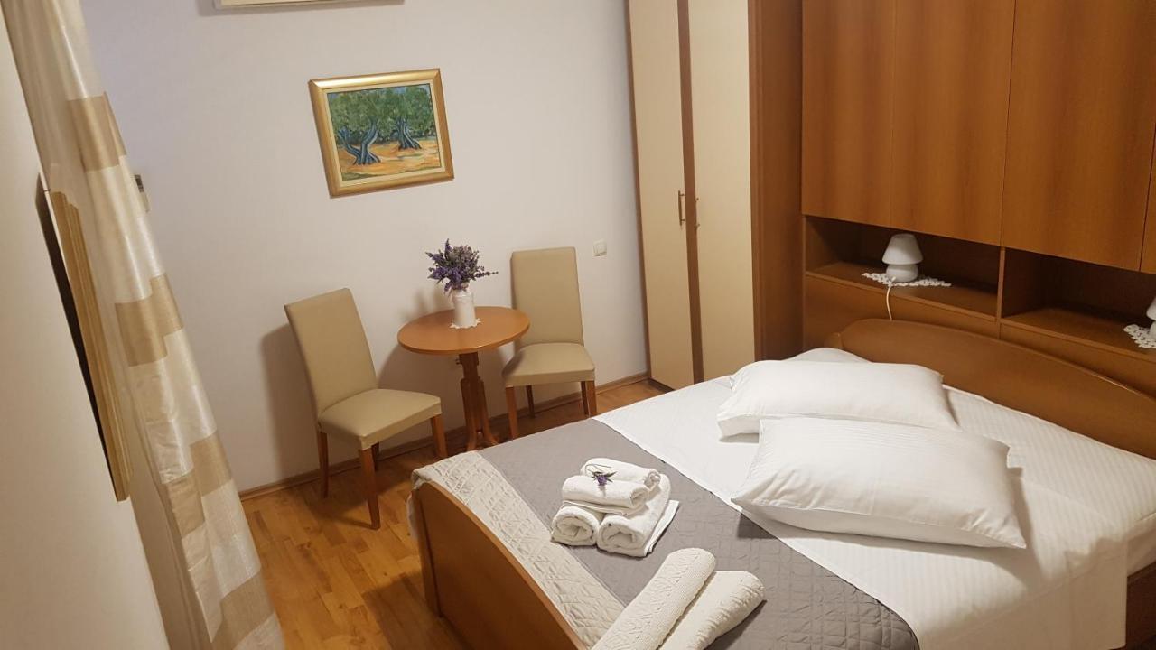 Apartment Lavanda Garden Rab Town Esterno foto
