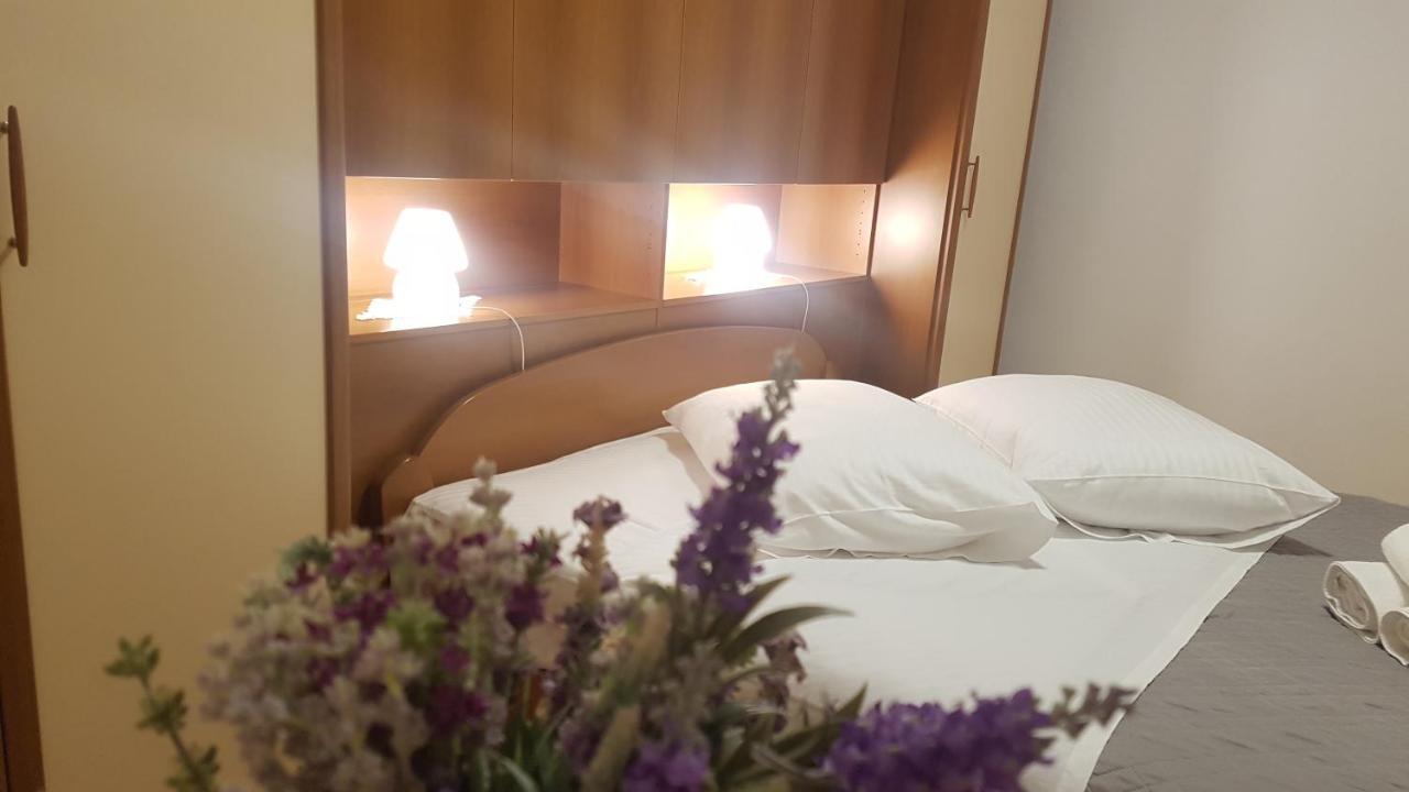Apartment Lavanda Garden Rab Town Esterno foto