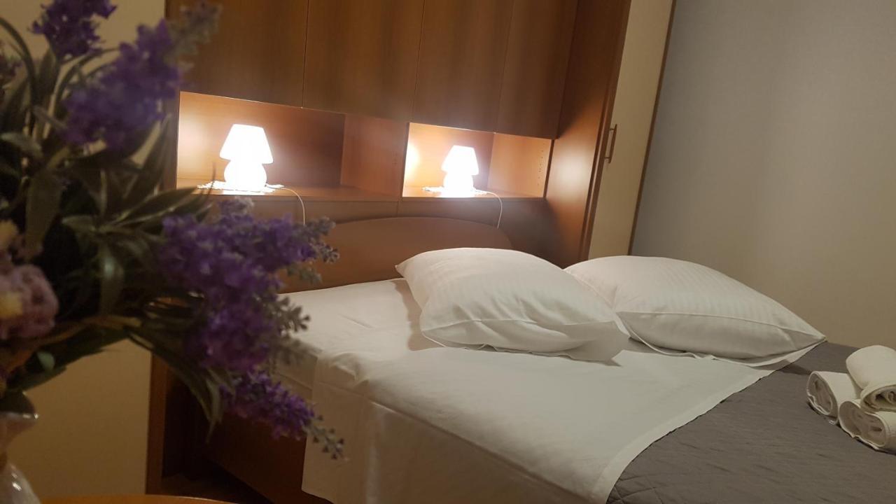 Apartment Lavanda Garden Rab Town Esterno foto